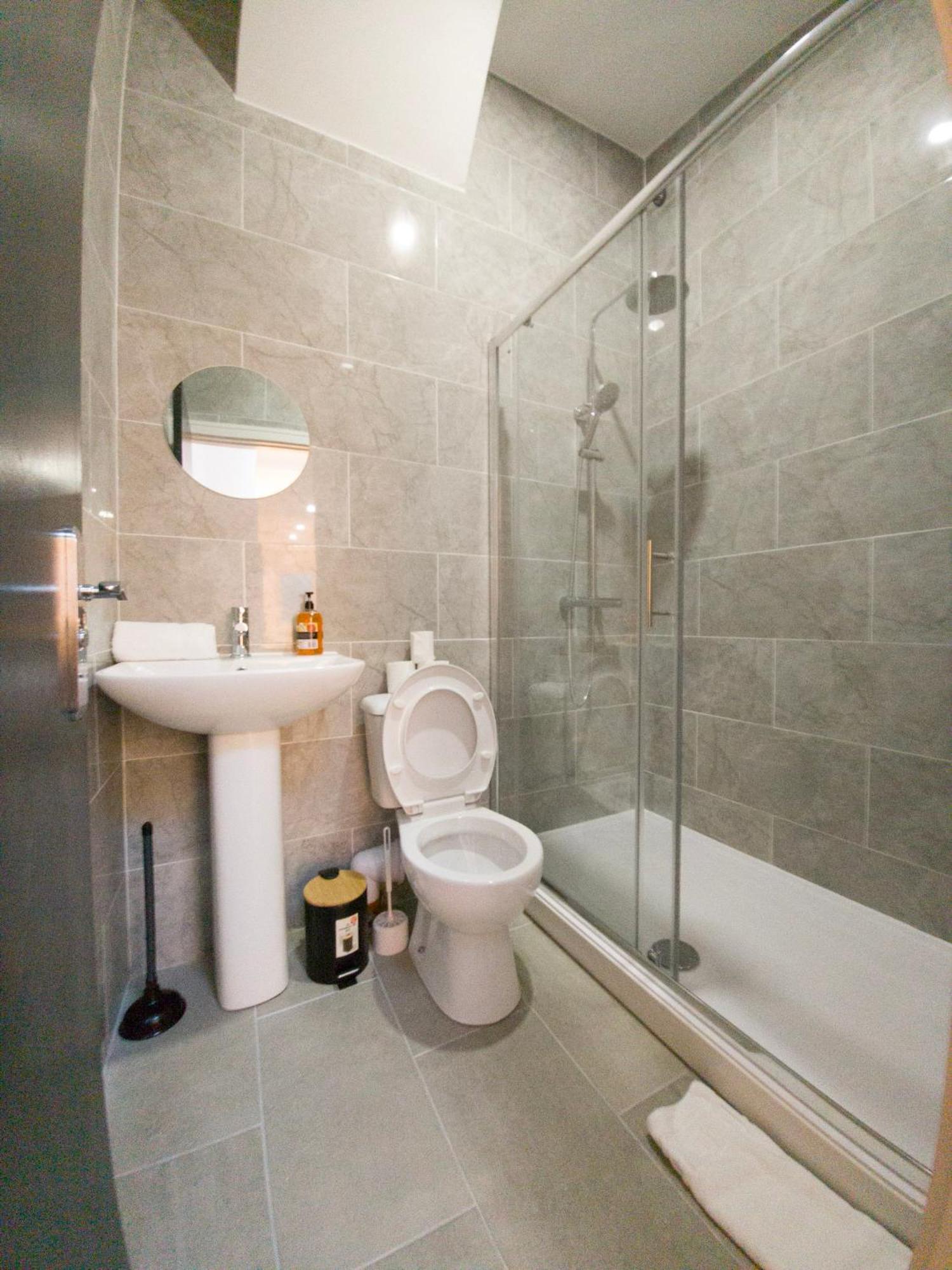 Plenty Of Parking Available; 3 Bedroom Apartment By Property Promise Cardiff Exterior foto